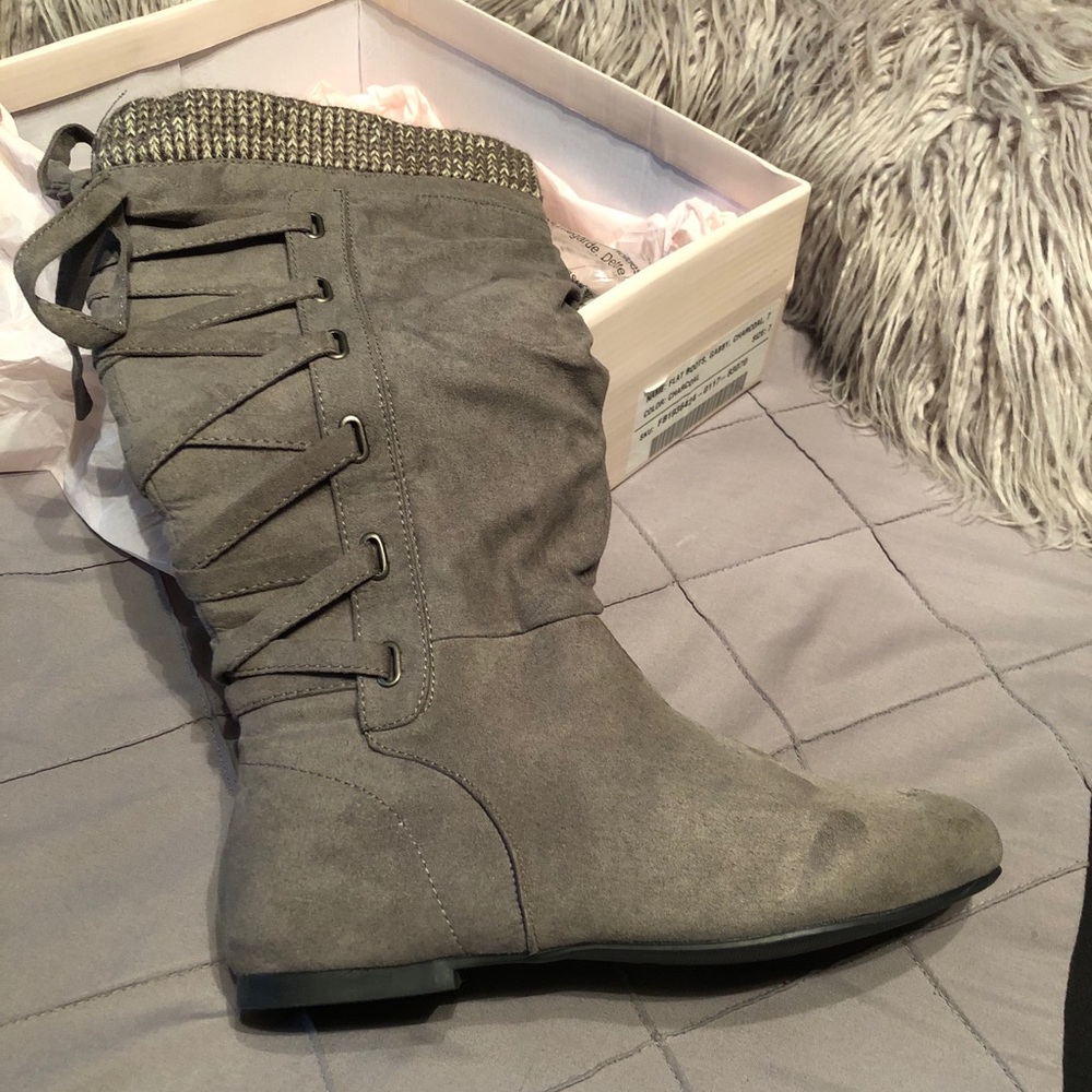 Size 7 just fab boots.